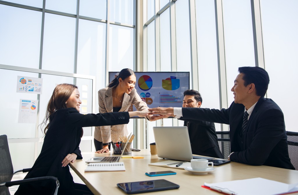 group-of-young-business-people-discussing-and-listening-to-coach-having-speech-at-business-training_t20_NWL32p